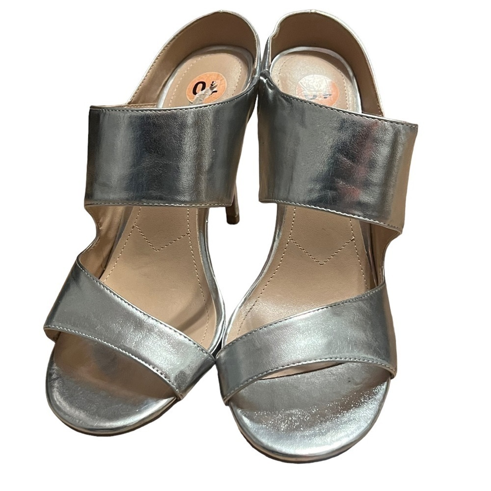 Charles by Charles David silver metallic high heel shoes